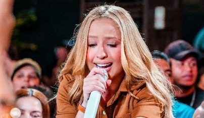 Mari Fernandez volta às origens e grava “Mari No Barzinho” em Fortaleza com público lotando bar