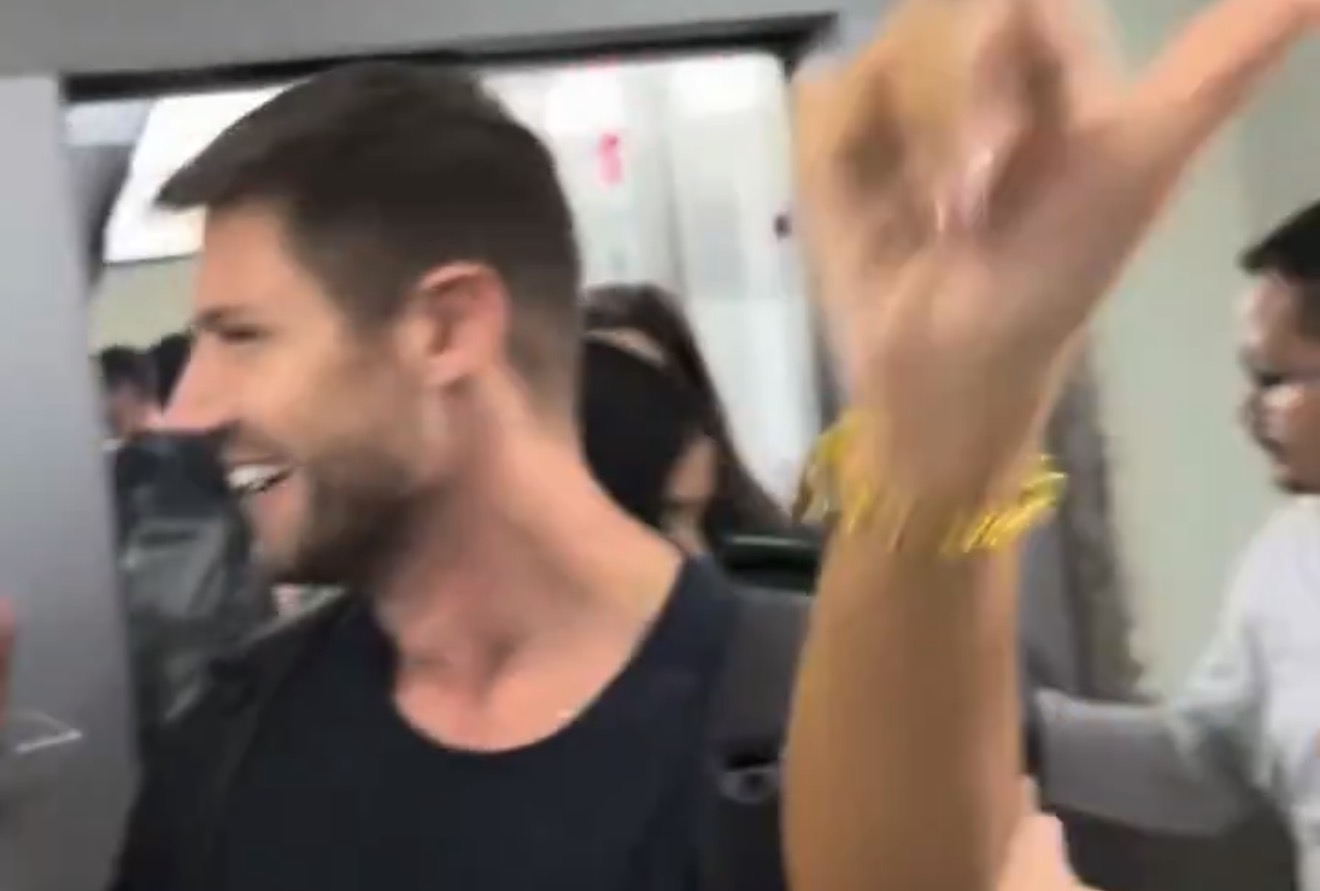 Chaiany e Gabi chamam atenção em chegada a hotel antes da final do BBB26 e ofuscam momento de Jonas