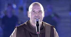 Frei Gilson reage a ataques e surpreende ao revelar como trata seus críticos