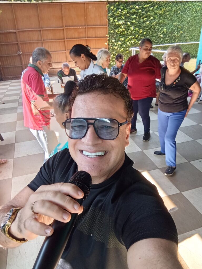 Música como terapia: Gustavo Sanga transforma rotina de idosos com sertanejo raiz e MPB em São Paulo