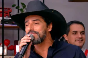 Alberto Cowboy se apresenta no “É De Casa” e web não perdoa: “Difícil de assistir”