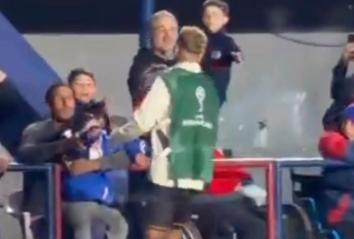 Gesto de Neymar fora de campo repercute e reforça imagem junto aos fãs