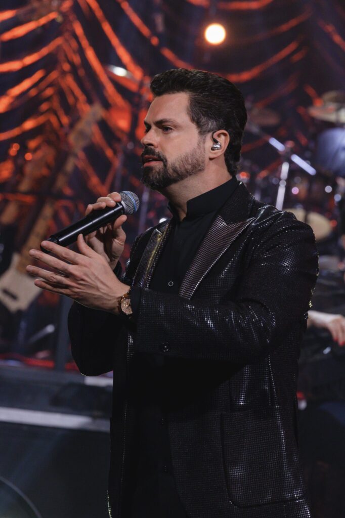 Luigi Bessa comandou a trilha sonora do aniversário de Ana Claudia Duarte, esposa do apresentador Celso Zucatelli